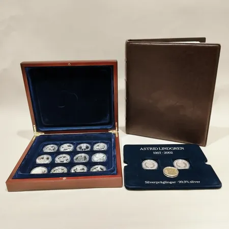 Myntsamling Astrid Lindgren 14st Ø38,5cm bruksskick 1907-2002 i plastetui träschatull certifikat silver 999/1000. Ett minnesmynt 50Kr Astrid Lindgren i koppar/aluminium. Vikt: 378 g