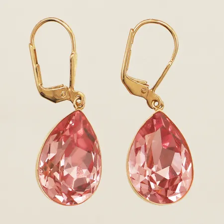 Ett par örhängen med rosa stenar, längd 35mm bredd 13,5mm GHA 18K bruttovikt: 5,8g Vikt: 5,8 g