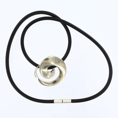 Collier hänge Möbius formgiven av Vivianna Torun Bülow-Hübe för Georg Jensen, 2004, 30x32mm, sterling silver, gummiband ca 45,52cm, silverlås original, 925/1000 silver. Bruttovikt: 11,2 gram Vikt: 11,2 g