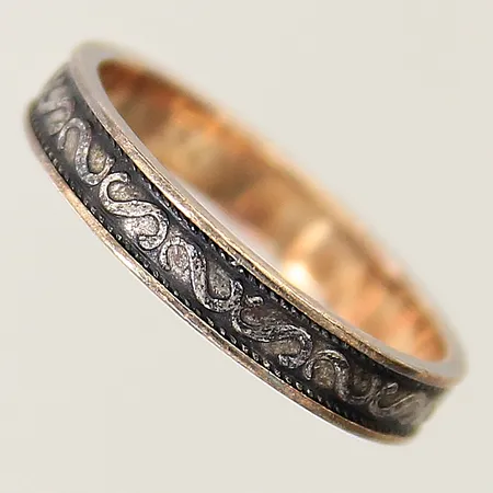 Ingenjörsring stl:19½ bredd 4mm gravyr 18K Vikt: 3,7 g