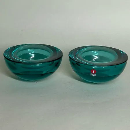 2 Ljuslyktor Iittala Finland Ballo design Anna-Lena Hakatie, Ø93mm höjd:45mm, gönt klarglas, ena etikettmärkt, bruksslitage Skickas med paket.