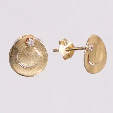 Ett par örhängen med vita stenar längd 1,5cm 18K Vikt: 0,5 g
