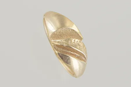 Ring stl:17 bredd 7 mm, 18K  Vikt: 2,5 g