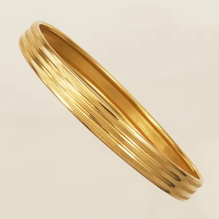 Armring Ø67mm bredd 8,4mm något skeva 21K Vikt: 15,4 g