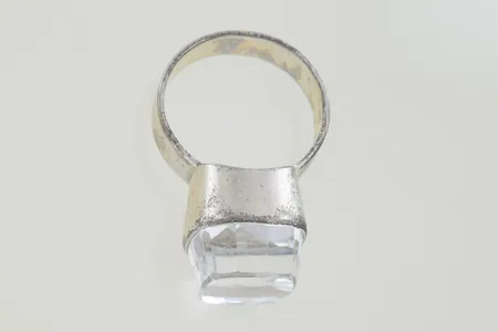 Ring med sten stl:17 höjd 12mm, bredd 13 mm, silver 835/1000 Vikt: 7,4 g på auktion i Växjö hos Pantbanken Sverige