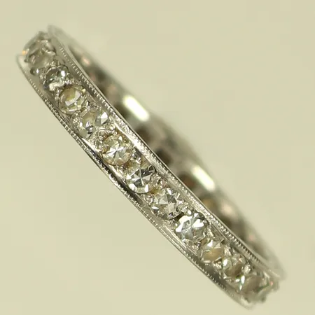 Ring med diamanter helallians totalt 0,75ct enligt gravyr, stl 17½, bredd 2,9mm, vitguld, gravyr, 18K Vikt: 2,9 g