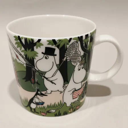 Muminmugg Vi åker på semester år 2018 Arabia Finland porslin höjd 8cm Ø8cm 30cl märkt CR1117 med etikett.