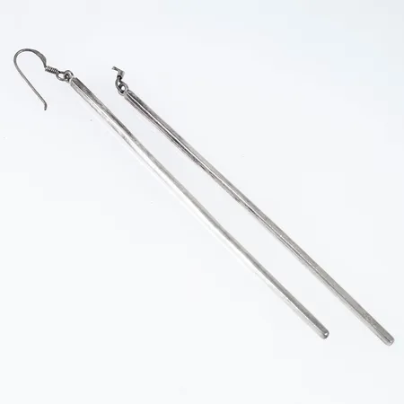 Hängande örhängen långa stavar bredd 2,2mm längd 11mm, en krok saknas, silver 925/1000 5,5g.