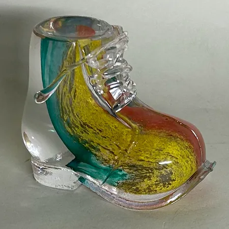 Figurin konstglas sko atelier Kosta Boda Kjell Engman begränsad upplaga endast 100 exemplar, "Varberg Special Shoe Ateljé", signerad och numrerad 005790, etikettmärkt, höjd ca 9cm bredd ca 11cm, liten nagg i ett hörn