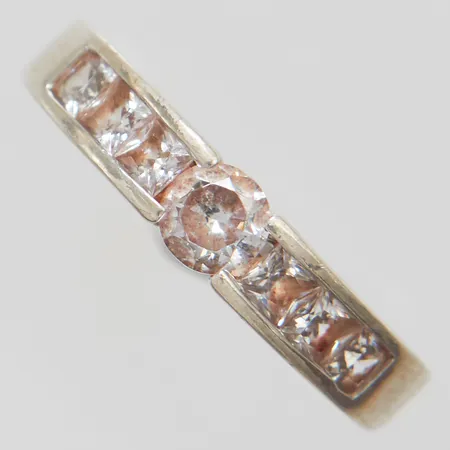 Ring med vita stenar stl:16½ bredd: 2,6-4,2mm, silver 925/1000 Vikt: 2,6 g