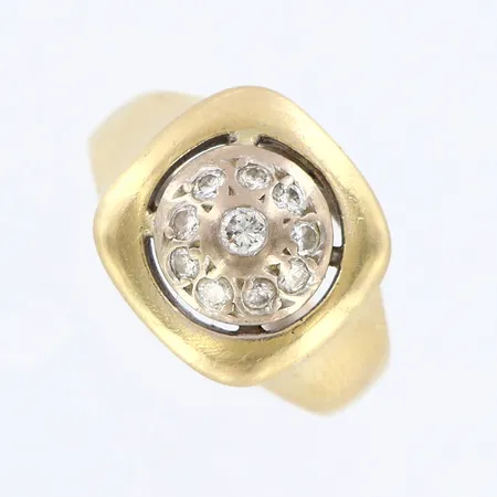 Ring med diamanter ca 0,24ctv, stl: 15, bredd: 2,5-12mm, behov av omrodiering, nagg på skenan, 18K Vikt: 6,5 g