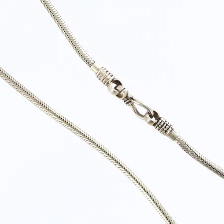 Collier Ormlänk längd: ca 46,5cm, bredd: 3mm, ostämplad silver 830/1000 Vikt: 37,6 g