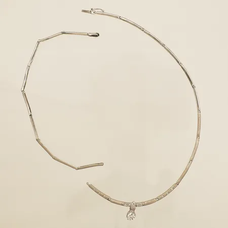 Collier halvstelt med vita stenar defekt av 18K Vikt: 13,7 g