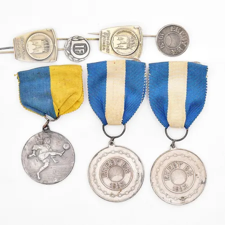 3 Medaljer Ø 31-33mm 4 broscher/pin silver bruttovikt 57,6g Vikt: 57,6 g på auktion i Västerås hos Pantbanken Sverige