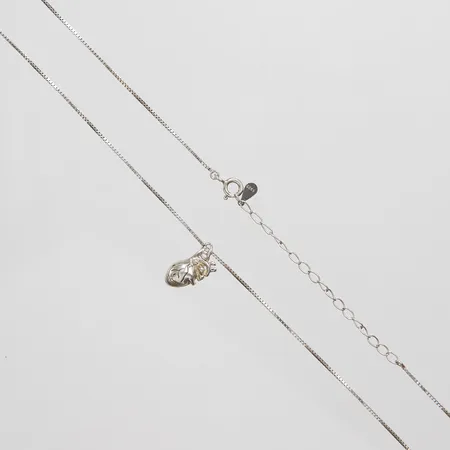 Kedja Venezia med hänge i oädelmetall, längd:46-51,5cm, bredd: 1mm, silver 925/1000 bruttovikt 3,9g. på auktion i City hos Pantbanken Sverige
