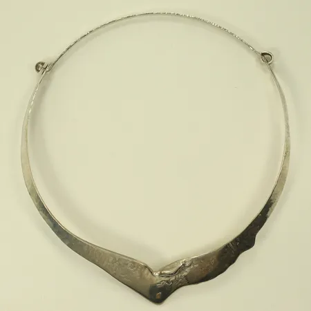 Halscollier stelt med hamrad yta, Ø12mm, bredd 4-22mm Silver 925/1000 Vikt: 54,1 g