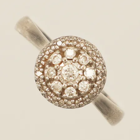 Ring med diamanter 1xca0,03ct 8xca0,01ct 25xca0,005ct stl:15¾ bredd 2,1mm vitguld GHA 18K Vikt: 2,3 g