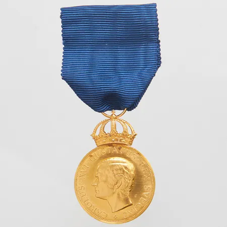 Medalj Carolus XVI Gustavus, 23K, krona i 18K, Ø31mm, gravyr, tygband, bruttovikt: 31,8g Vikt: 0 g