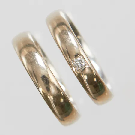 2 Ringar släta, stl:16, bredd: 3,6-3,7mm, diamant 1 x ca.0,03ct, lätt kupade insidor, personlig gravyr, behov av rodiering, vitguld, 18K Vikt: 8,9 g