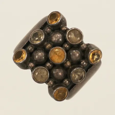 Ring med gula stenar stl:18 bredd 9,1mm GHA 925/1000 silver Vikt: 12,9 g