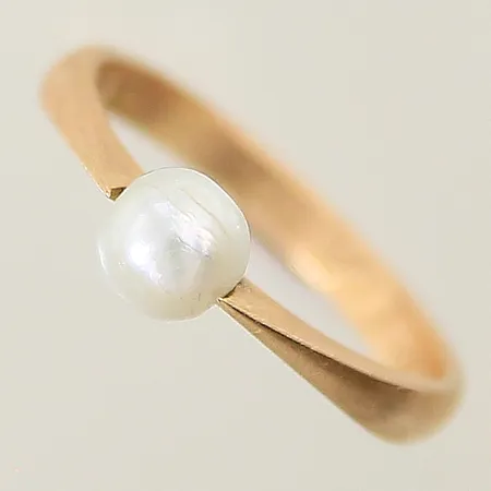 Ring med odlad pärla stl:17¾ bredd 2,7-5,7mm pärla med slitage gravyr 18K Vikt: 3,1 g