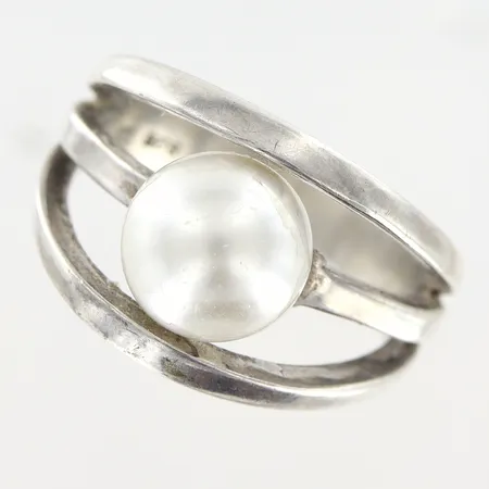Ring stl:18 bredd 4-13mm, imiterad pärla med skav, silver 925/1000 Vikt: 6,6 g