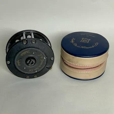Flugfiskerulle JW Young & sons Ltd 1500 serien Ø10,8cm, kortare lina, i fodral