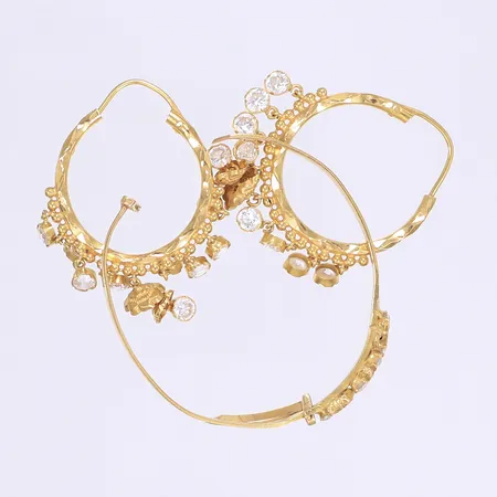 Diverse defekt guld, delvis stenar, 18K, Bruttovikt: 9,5 Vikt: 9,5 g