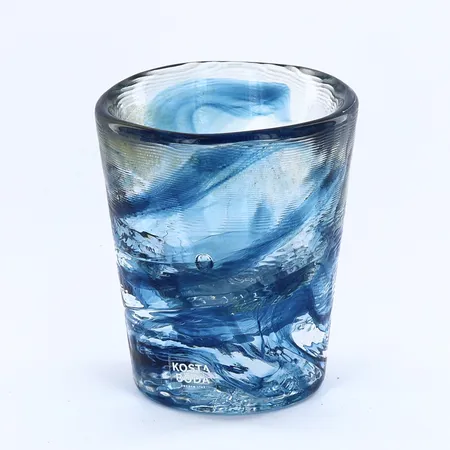 Shotglas ur serien Mine Ø9cm, höjd:7cm, blå av Ulrika-Hydman Vallien, stämpelmärkta UHV samt etikettmärkt Kosta Boda Skickas med paket.