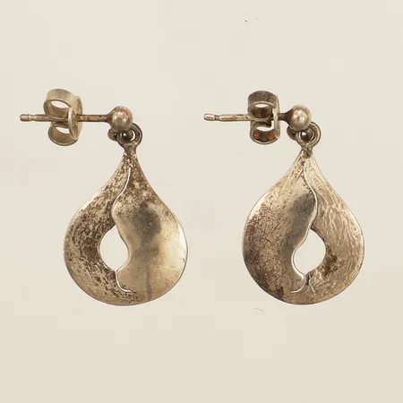 Ett par örhängen längd 20mm, bredd 3,2-14,7mm stämplade ANA silver 925/1000 Vikt: 2,4 g