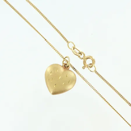 Kedja Pansar längd 42,5cm, bredd 1mm, hänge hjärta 17x13mm en sida med mönster andra sidan slät, 14K Vikt: 2,3 g