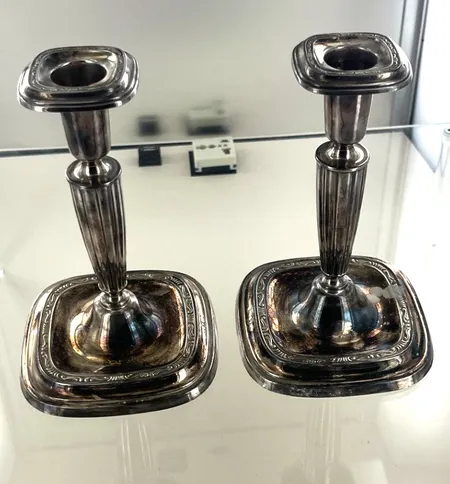 2 ljustakar ifyllda, höjd 16 cm bredd 10 cm GAB 60-tal silver bv 319,57g på auktion i Växjö hos Pantbanken Sverige