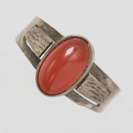 Ring med röd sten stl:16½ bredd: 3-10,5mm, import stämplad, silver 835/1000 Vikt: 1,9 g