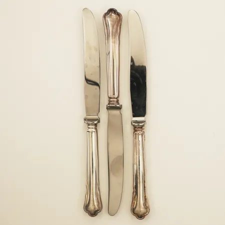 Tre matknivar med blad i rostfritt stål längd 20,5cm Lidköpings Matsilver Ab 1997 silver 830/1000 silver bruttovikt 205,5g Vikt: 205,5 g