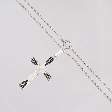 Kedja Pansar längd 49cm bredd 1,3mm hänge kors 19x32mm silver 835/1000 Vikt: 3,6 g på auktion i Västerås hos Pantbanken Sverige