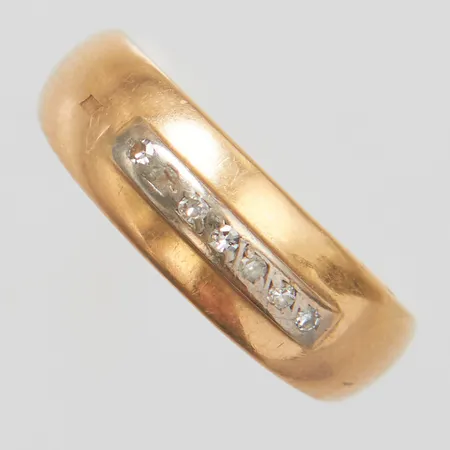 Ring med diamanter 7x 0,01ct, stl:17 bredd: 3-6mm, svenska stämplar, 1961, 18K Vikt: 2,1 g