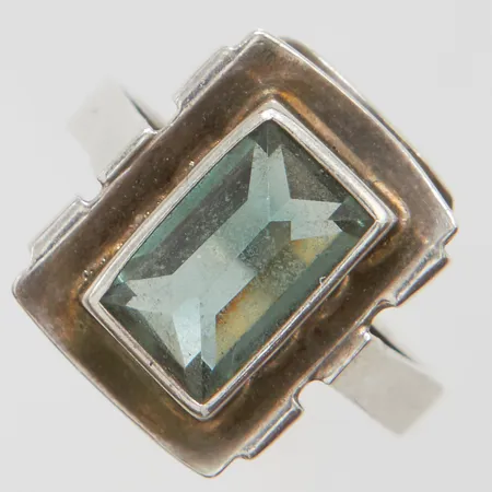 Ring med grön sten stl:17 bredd: 2,4-15mm, silver 835/1000 Vikt: 3 g på auktion i City hos Pantbanken Sverige