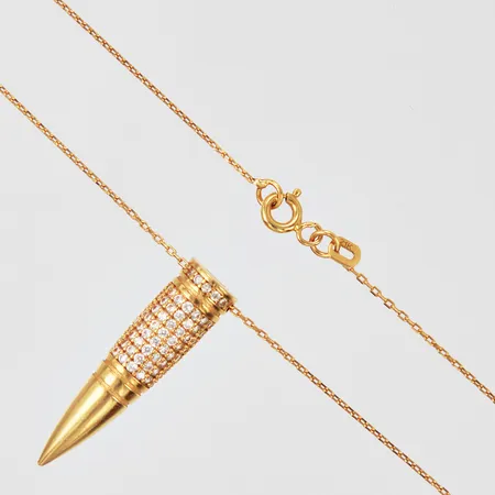 Collier med hänge med vita stenar längd kedja: ca 38cm bredd: ca 1mm längd hänge: ca 3cm bredd: ca 1-7mm 21K Vikt: 4,4 g