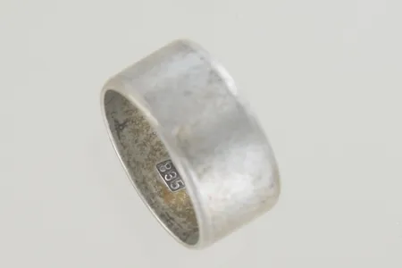 Ring stl:17 bredd 9 mm, silver 835/1000 Vikt: 5,3 g på auktion i Växjö hos Pantbanken Sverige