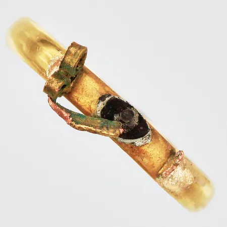 Ring trasig 18K Vikt: 2,1 g