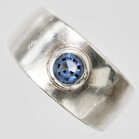 Ring med ljusblå sten stl: ca 18 bredd: ca 5-10mm sliten/naggad sten 835/1000 Silver Vikt: 3,4 g