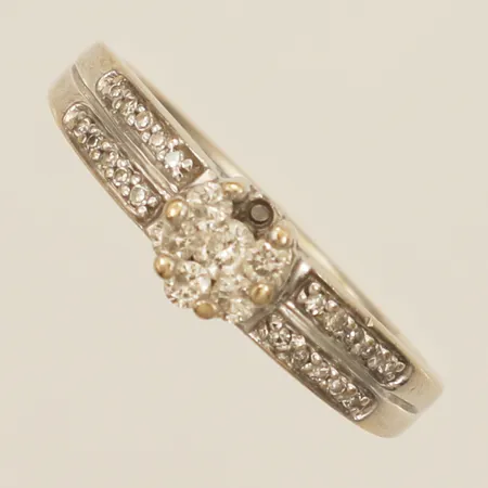 Ring med diamanter totalt ca 20x0,005ct 5x0,02ct 1x0,05ct stl:17 bredd 1,9mm en diamant saknas behöver omrodieras GHA vitguld 18K Vikt: 3,2 g