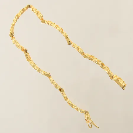 Armband halvstelt med genombruten dekor längd 18cm bredd 6,5mm 18K Vikt: 16,6 g på auktion i Solna hos Pantbanken Sverige