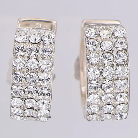 Ett par örhängen Guldfynd vita stenar 14mm bredd 5,7mm, 925/1000 silver Vikt: 5,2 g