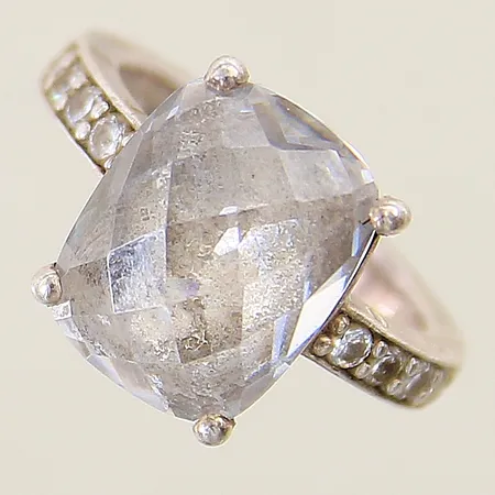 Ring med grå och vita stenar Thomas Sabo stl:17¼ bredd 3,2-14mm sten sitter löst i fattning silver 925/1000 Vikt: 6,8 g