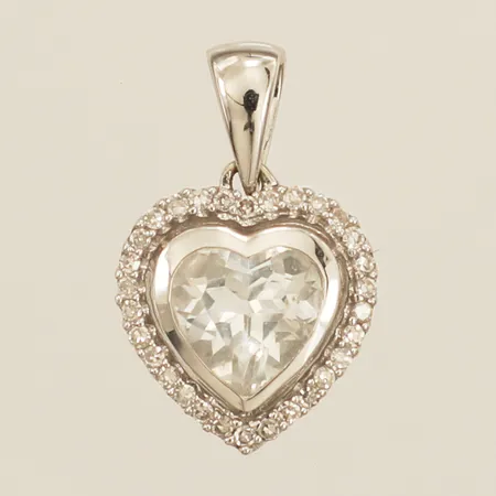 Hänge hjärta med vit topas samt diamanter 20xca0,001ct längd 20mm inkl ögla, bredd 12,2,mm GHA vitguld 18K Vikt: 2,5 g