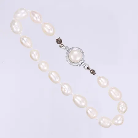 Armband med odlade pärlor 22,5cm, bredd 8mm, oädel metall i låset