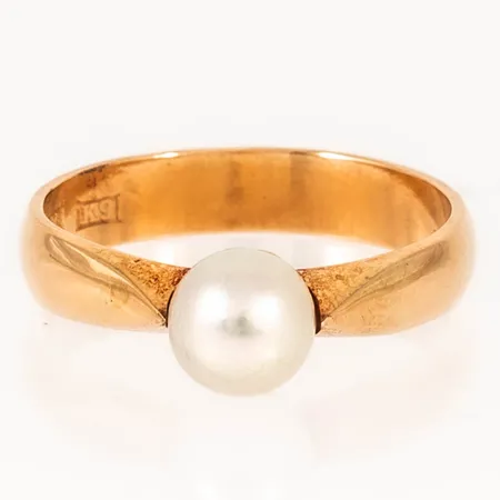 Ring med odlad vit pärla Ø7mm stl:19¾ bredd 4,3-7mm, 18K 5,0g.