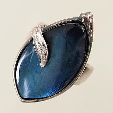 Ring med labradorit stl:15¾ bredd 5,1-29mm silver 925/1000 Vikt: 10 g på auktion i Solna hos Pantbanken Sverige