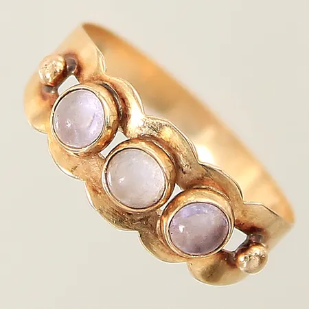 Ring med cabochonslipade rosenkvarts ALTON stl:18½ bredd 3,9-7,7mm smärre buckla i skena 18K Vikt: 1,8 g